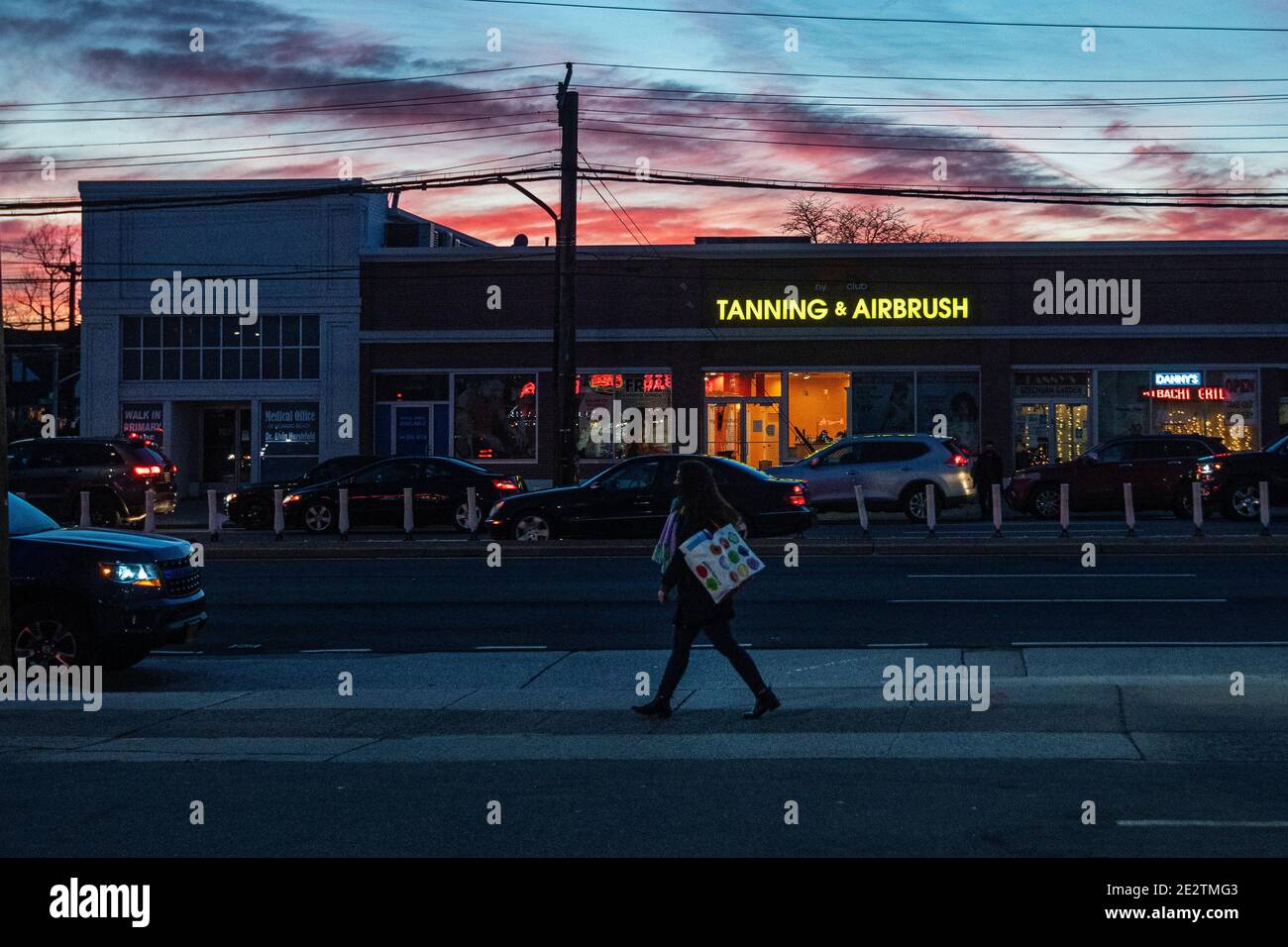 Crossbay Blvd. Queens, NewYork in der Abenddämmerung Stockfoto