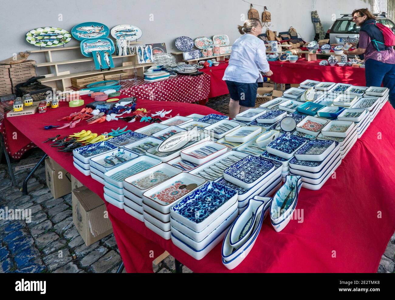 Keramikstand am Mercado de Santa Clara (Feira da Ladra, Thieves Market), Flohmarkt am Campo de Santa Clara Platz in Lissabon, Portugal Stockfoto