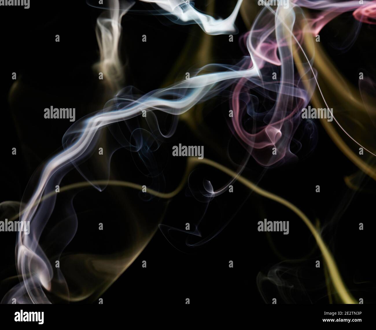 Helle Farbe Rauch abstrakte Form fließen auf schwarzem isolierten Hintergrund Stockfoto