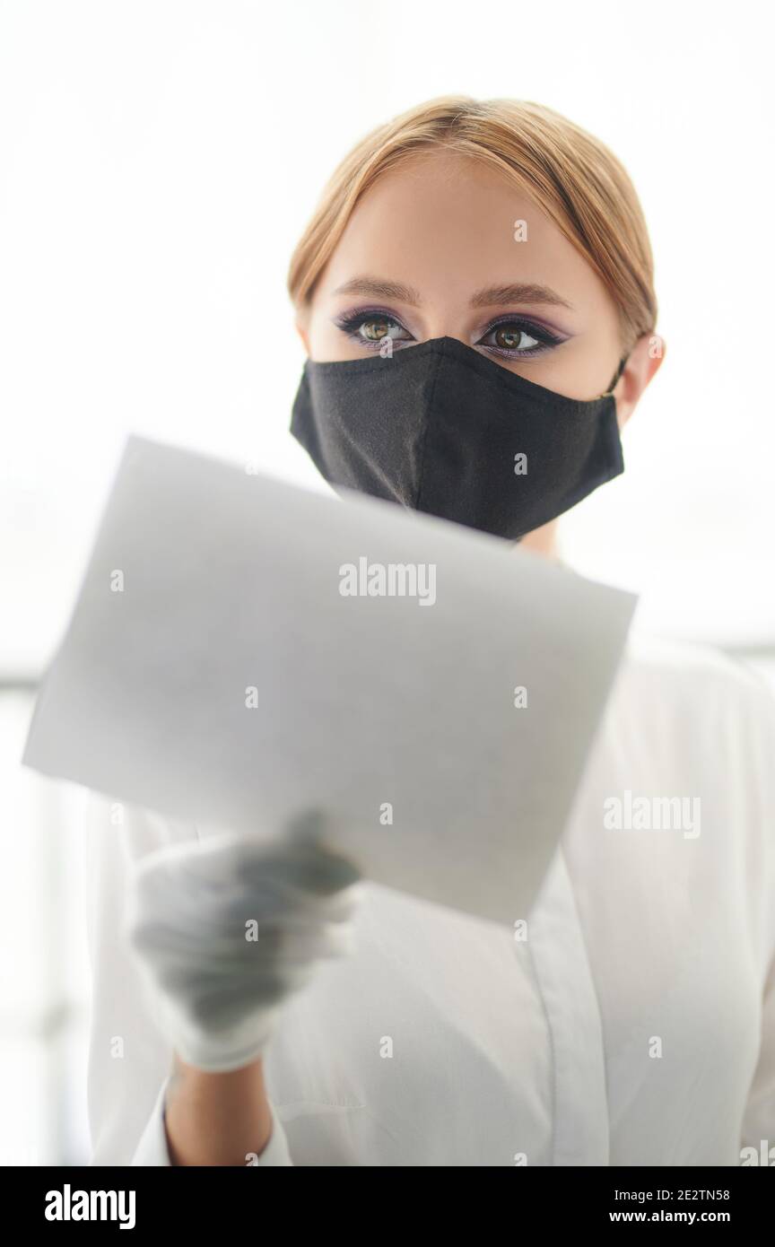 Thema des offenen Einzelhandels. Junge Frau halten sauberes Brett Stockfoto