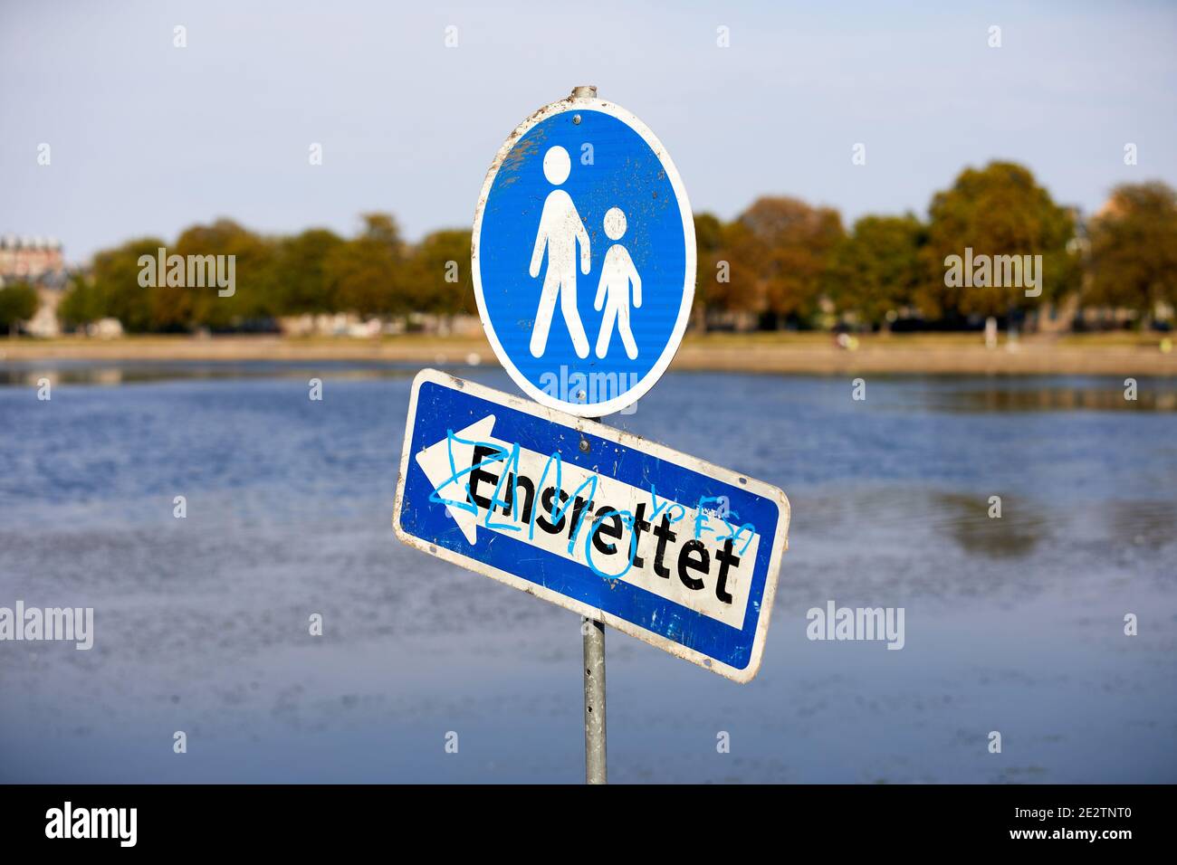 'Ensrettet' ('One Way') Schild an den Seen in Kopenhagen (COVID-19 Einschränkung); Dänemark Stockfoto