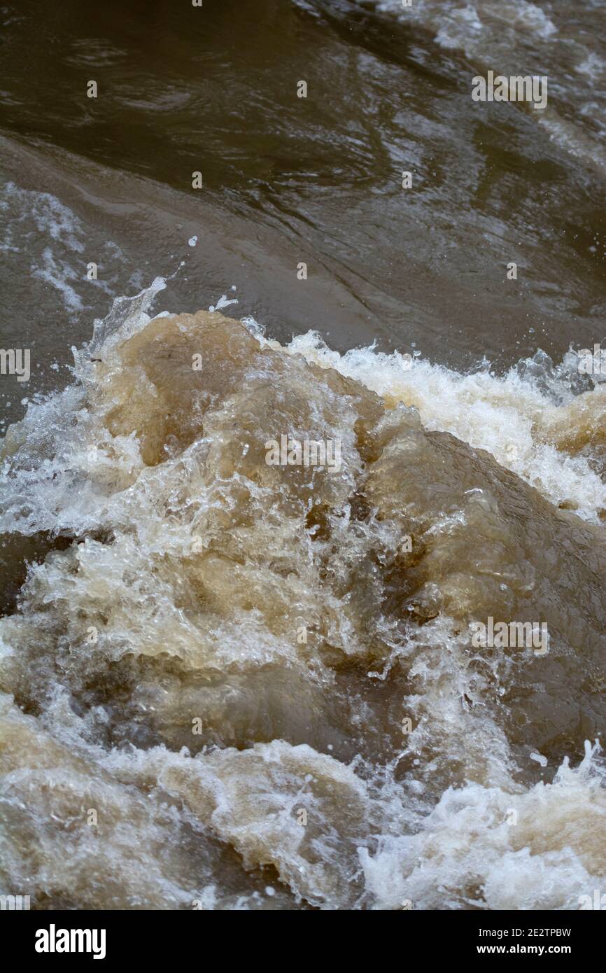 Turbulentes Wasser an einem Wehr nach starken Regenfällen, Warwickshire, Großbritannien Stockfoto