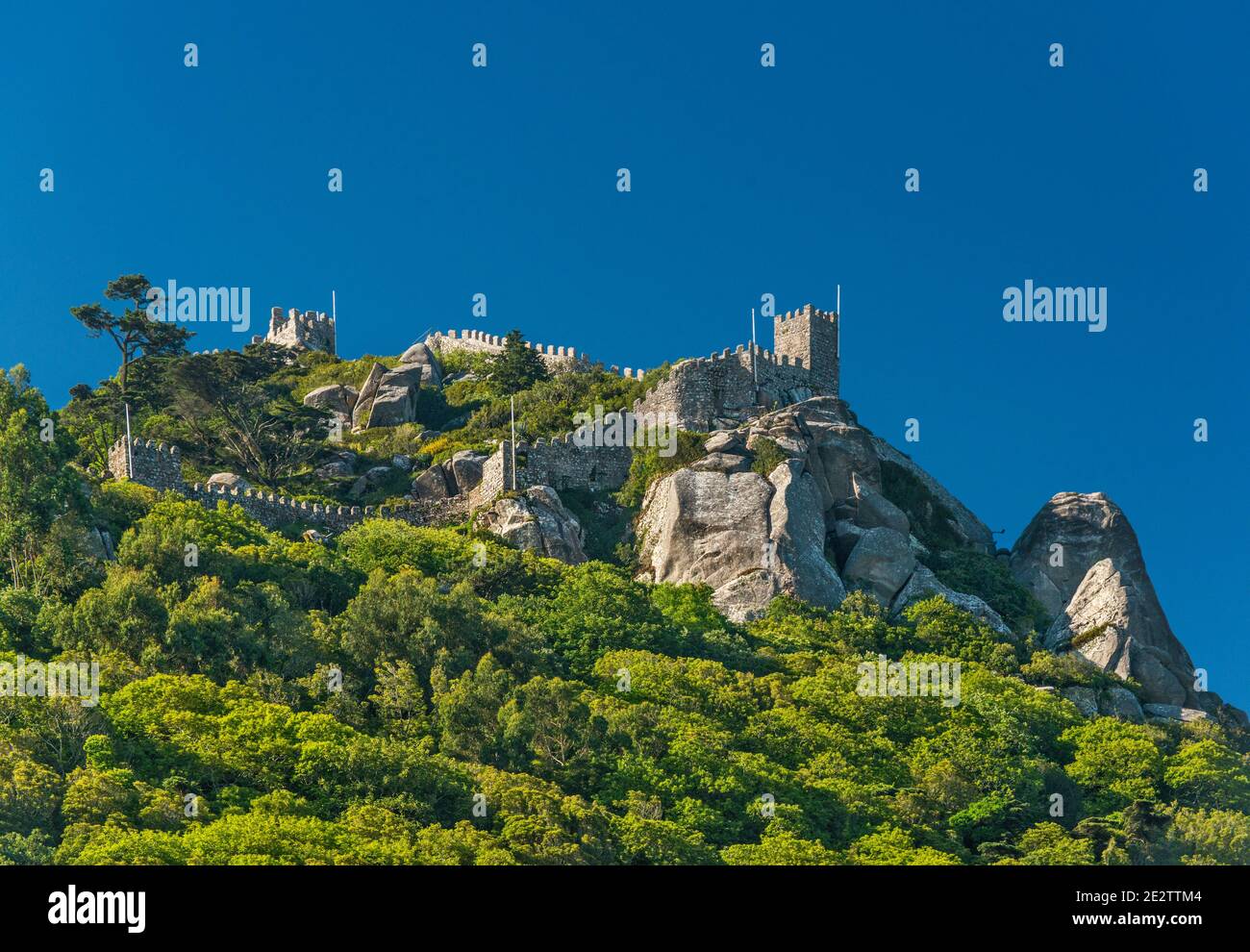 Castelo dos Mouros (Schloss der Mauren), Blick von der Praca da Republica in Sintra, Bezirk Lissabon, Region Lissabon, Portugal Stockfoto