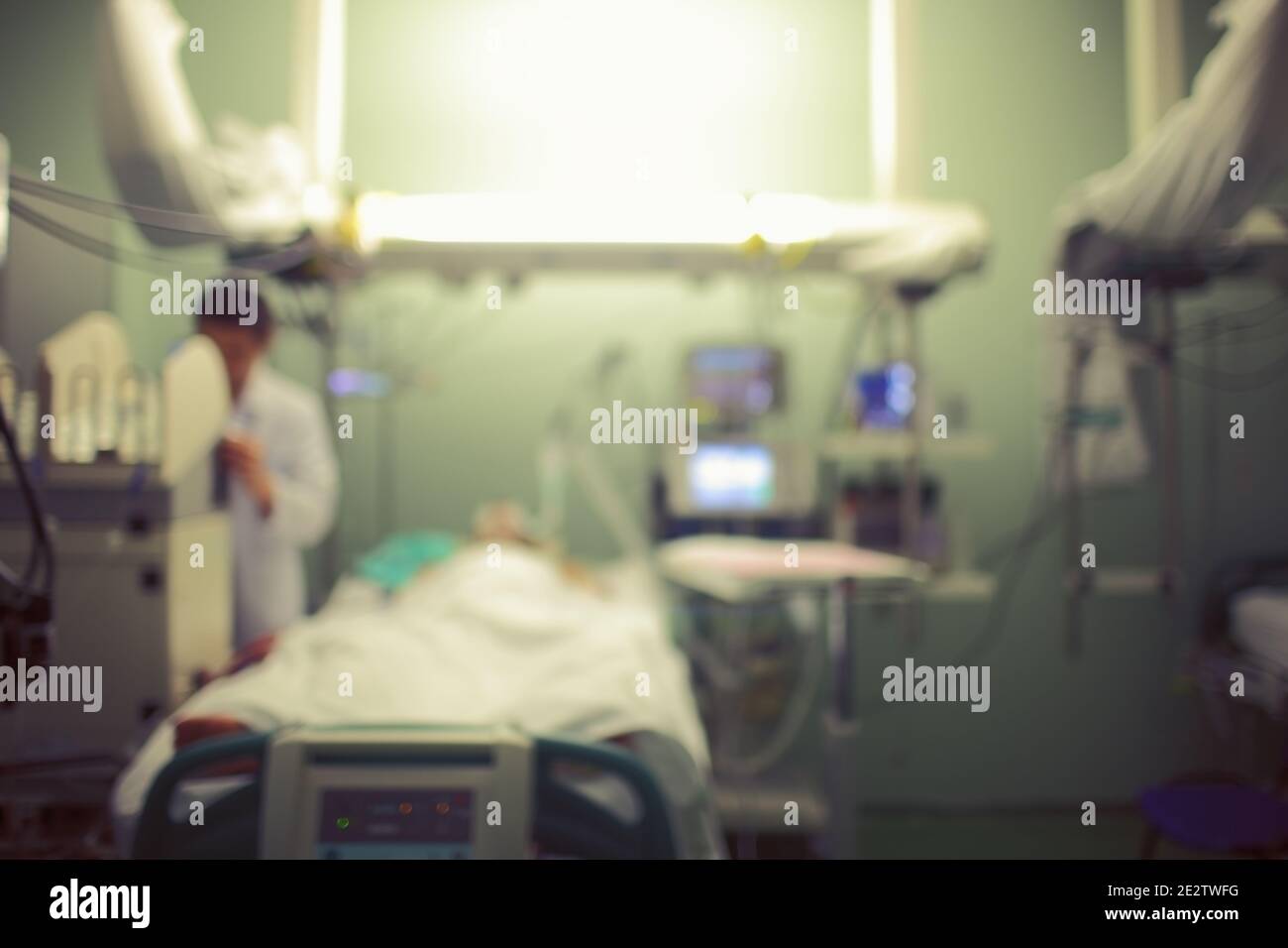 Unfokussierter Hintergrund der Intensivstation mit Arzt und Patient. Stockfoto