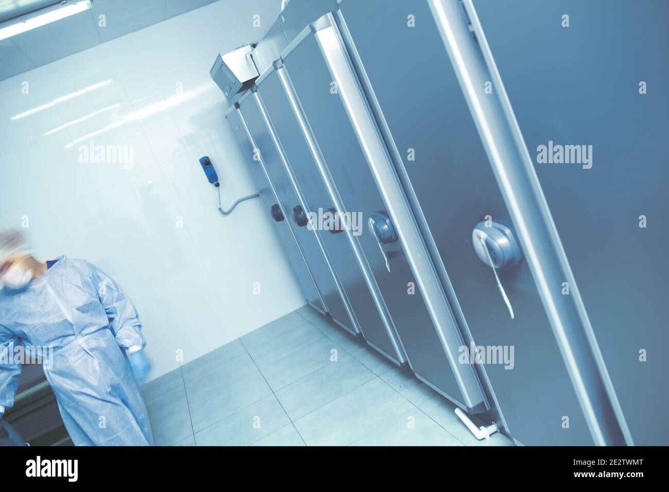 Expertentätigkeit in der Leichenhalle Stockfoto