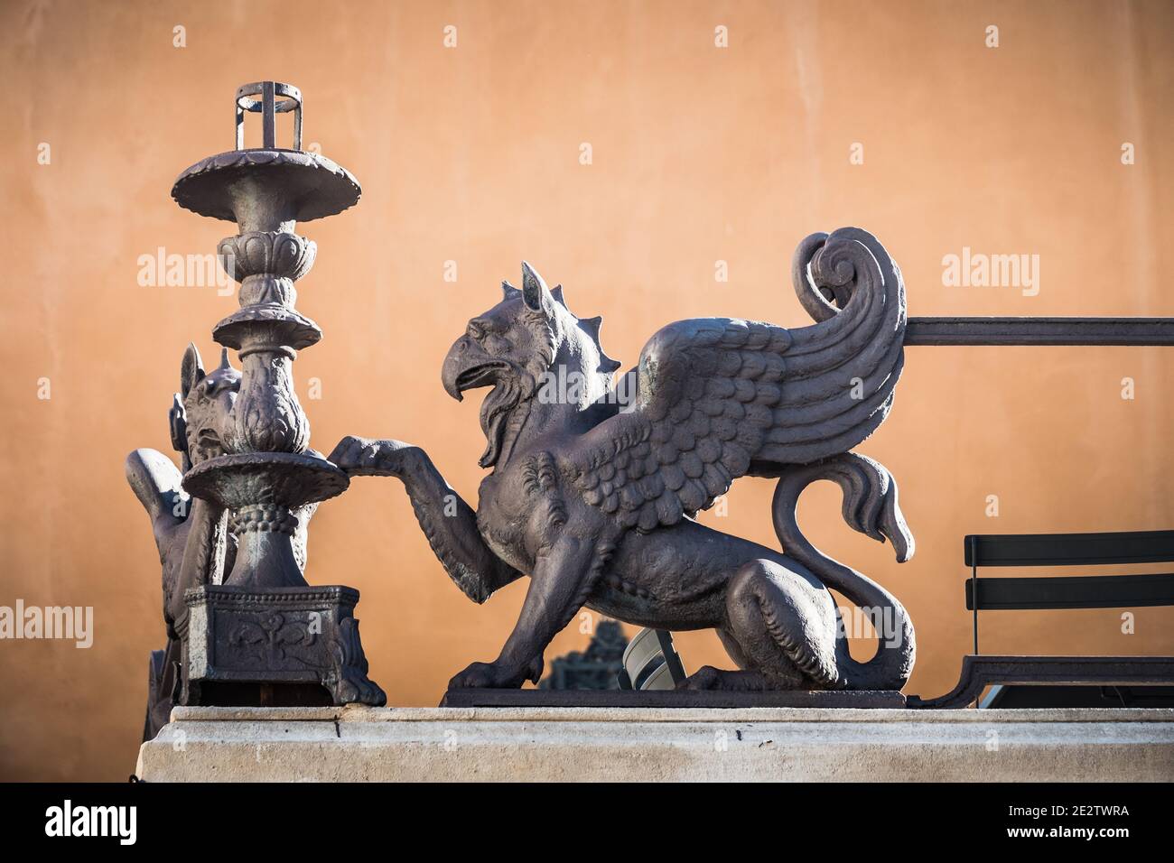 Padua, Venetien, Italien - August 15 2020: Griffin an der Fassade von Caffe Pedrocchi, einem berühmten Kaffeehaus, Bar und Restaurant in Padua. Stockfoto