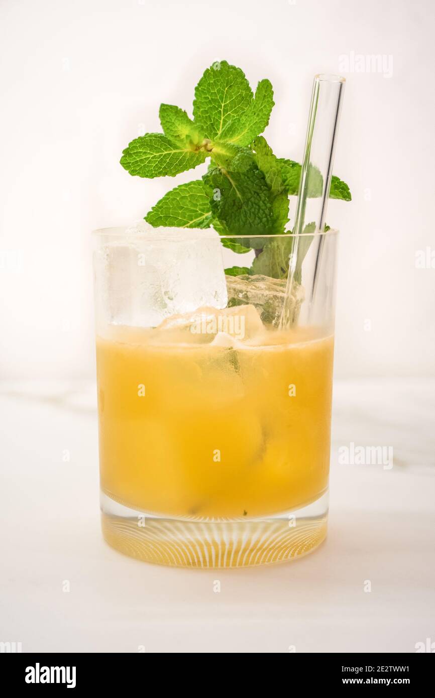 Mai Tai Cocktail und Tiki trinken in einem Tumbler auf The Rocks garniert mit Mint Zweig Stockfoto
