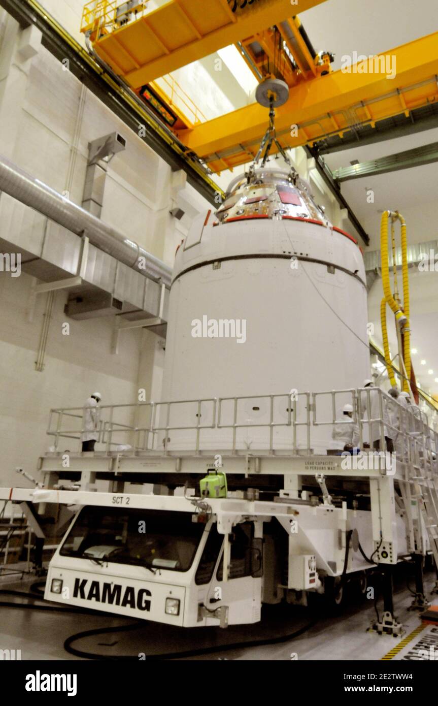 Kennedy Space Center, Brevard County, Florida USA. Januar 14, 2021. Das NASA-Team Exploration Ground Systems hat damit begonnen, die Booster des Artemis Space Launch Systems im Vehicle Assembly Building (VAB) zu stapeln. Artemis Astronaut Randy Bresnik hat sich die Operation angesehen. Die Orion-Sonde, die auf der Artemis-Rakete sitzt, wurde später am Tag in die Multi-Purpose Payload Facility (MPPF) verlegt. Kredit: Julian Leek/Alamy Live Nachrichten Stockfoto