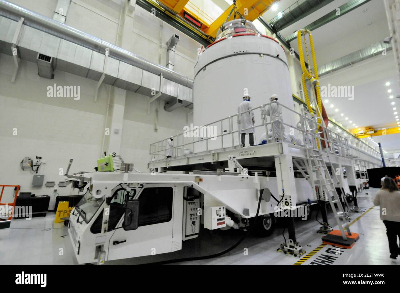 Kennedy Space Center, Brevard County, Florida USA. Januar 14, 2021. Das NASA-Team Exploration Ground Systems hat damit begonnen, die Booster des Artemis Space Launch Systems im Vehicle Assembly Building (VAB) zu stapeln. Artemis Astronaut Randy Bresnik hat sich die Operation angesehen. Die Orion-Sonde, die auf der Artemis-Rakete sitzt, wurde später am Tag in die Multi-Purpose Payload Facility (MPPF) verlegt. Kredit: Julian Leek/Alamy Live Nachrichten Stockfoto