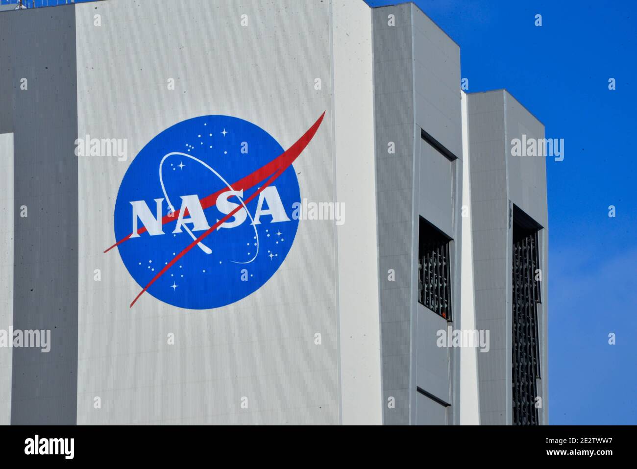 Kennedy Space Center, Brevard County, Florida USA. Januar 14, 2021. Das NASA-Team Exploration Ground Systems hat damit begonnen, die Booster des Artemis Space Launch Systems im Vehicle Assembly Building (VAB) zu stapeln. Artemis Astronaut Randy Bresnik hat sich die Operation angesehen. Die Orion-Sonde, die auf der Artemis-Rakete sitzt, wurde später am Tag in die Multi-Purpose Payload Facility (MPPF) verlegt. Kredit: Julian Leek/Alamy Live Nachrichten Stockfoto