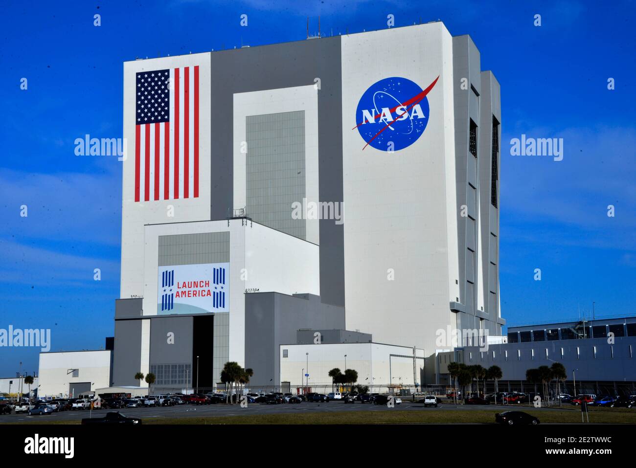 Kennedy Space Center, Brevard County, Florida USA. Januar 14, 2021. Das NASA-Team Exploration Ground Systems hat damit begonnen, die Booster des Artemis Space Launch Systems im Vehicle Assembly Building (VAB) zu stapeln. Artemis Astronaut Randy Bresnik hat sich die Operation angesehen. Die Orion-Sonde, die auf der Artemis-Rakete sitzt, wurde später am Tag in die Multi-Purpose Payload Facility (MPPF) verlegt. Kredit: Julian Leek/Alamy Live Nachrichten Stockfoto
