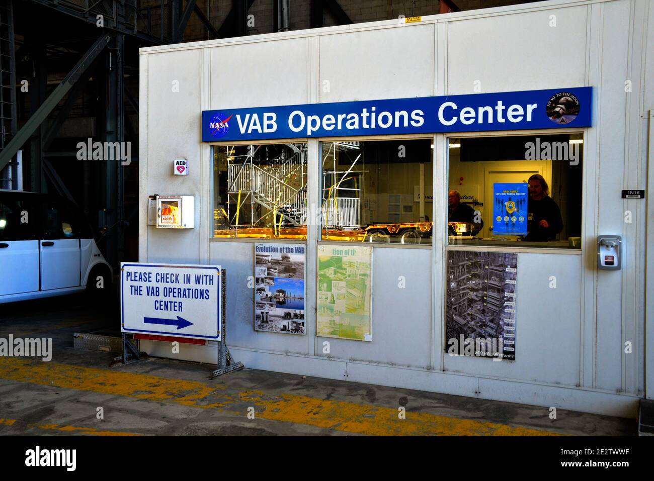 Kennedy Space Center, Brevard County, Florida USA. Januar 14, 2021. Das NASA-Team Exploration Ground Systems hat damit begonnen, die Booster des Artemis Space Launch Systems im Vehicle Assembly Building (VAB) zu stapeln. Artemis Astronaut Randy Bresnik hat sich die Operation angesehen. Die Orion-Sonde, die auf der Artemis-Rakete sitzt, wurde später am Tag in die Multi-Purpose Payload Facility (MPPF) verlegt. Kredit: Julian Leek/Alamy Live Nachrichten Stockfoto