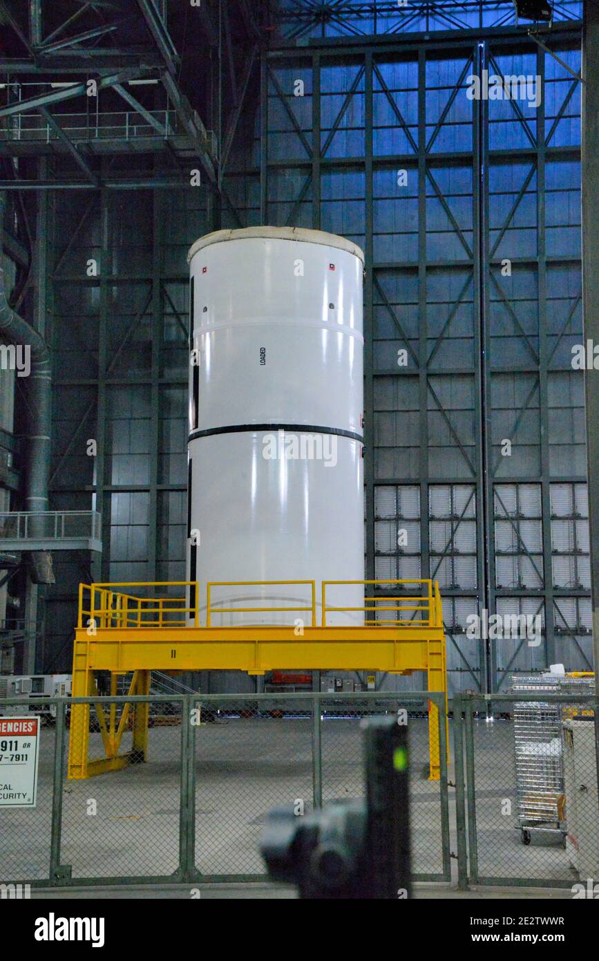 Kennedy Space Center, Brevard County, Florida USA. Januar 14, 2021. Das NASA-Team Exploration Ground Systems hat damit begonnen, die Booster des Artemis Space Launch Systems im Vehicle Assembly Building (VAB) zu stapeln. Artemis Astronaut Randy Bresnik hat sich die Operation angesehen. Die Orion-Sonde, die auf der Artemis-Rakete sitzt, wurde später am Tag in die Multi-Purpose Payload Facility (MPPF) verlegt. Kredit: Julian Leek/Alamy Live Nachrichten Stockfoto