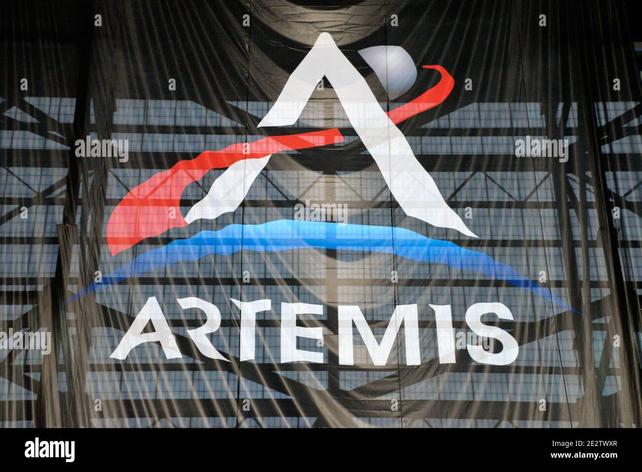Kennedy Space Center, Brevard County, Florida USA. Januar 14, 2021. Das NASA-Team Exploration Ground Systems hat damit begonnen, die Booster des Artemis Space Launch Systems im Vehicle Assembly Building (VAB) zu stapeln. Artemis Astronaut Randy Bresnik hat sich die Operation angesehen. Die Orion-Sonde, die auf der Artemis-Rakete sitzt, wurde später am Tag in die Multi-Purpose Payload Facility (MPPF) verlegt. Kredit: Julian Leek/Alamy Live Nachrichten Stockfoto