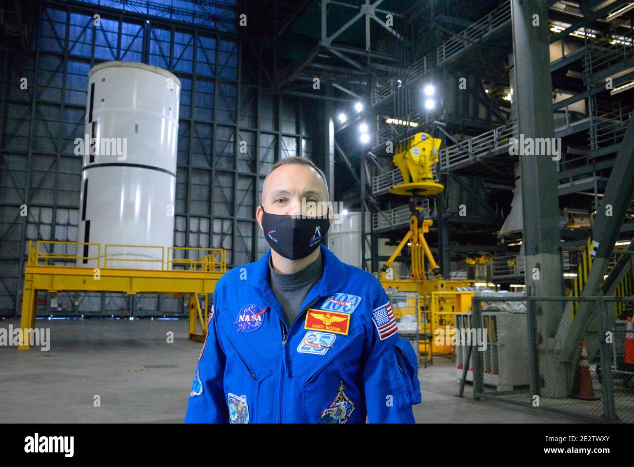 Kennedy Space Center, Brevard County, Florida USA. Januar 14, 2021. Das NASA-Team Exploration Ground Systems hat damit begonnen, die Booster des Artemis Space Launch Systems im Vehicle Assembly Building (VAB) zu stapeln. Artemis Astronaut Randy Bresnik hat sich die Operation angesehen. Die Orion-Sonde, die auf der Artemis-Rakete sitzt, wurde später am Tag in die Multi-Purpose Payload Facility (MPPF) verlegt. Kredit: Julian Leek/Alamy Live Nachrichten Stockfoto