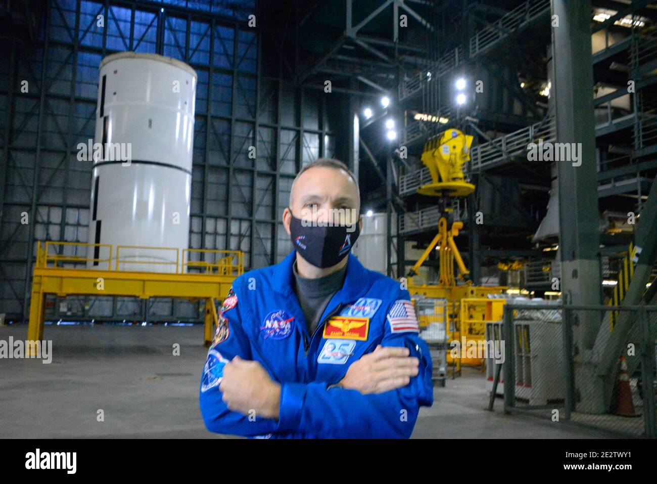 Kennedy Space Center, Brevard County, Florida USA. Januar 14, 2021. Das NASA-Team Exploration Ground Systems hat damit begonnen, die Booster des Artemis Space Launch Systems im Vehicle Assembly Building (VAB) zu stapeln. Artemis Astronaut Randy Bresnik hat sich die Operation angesehen. Die Orion-Sonde, die auf der Artemis-Rakete sitzt, wurde später am Tag in die Multi-Purpose Payload Facility (MPPF) verlegt. Kredit: Julian Leek/Alamy Live Nachrichten Stockfoto