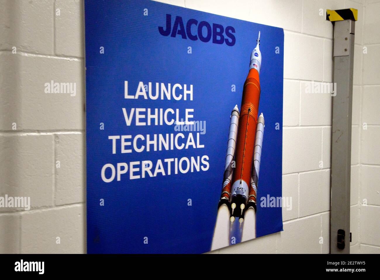 Kennedy Space Center, Brevard County, Florida USA. Januar 14, 2021. Das NASA-Team Exploration Ground Systems hat damit begonnen, die Booster des Artemis Space Launch Systems im Vehicle Assembly Building (VAB) zu stapeln. Artemis Astronaut Randy Bresnik hat sich die Operation angesehen. Die Orion-Sonde, die auf der Artemis-Rakete sitzt, wurde später am Tag in die Multi-Purpose Payload Facility (MPPF) verlegt. Kredit: Julian Leek/Alamy Live Nachrichten Stockfoto