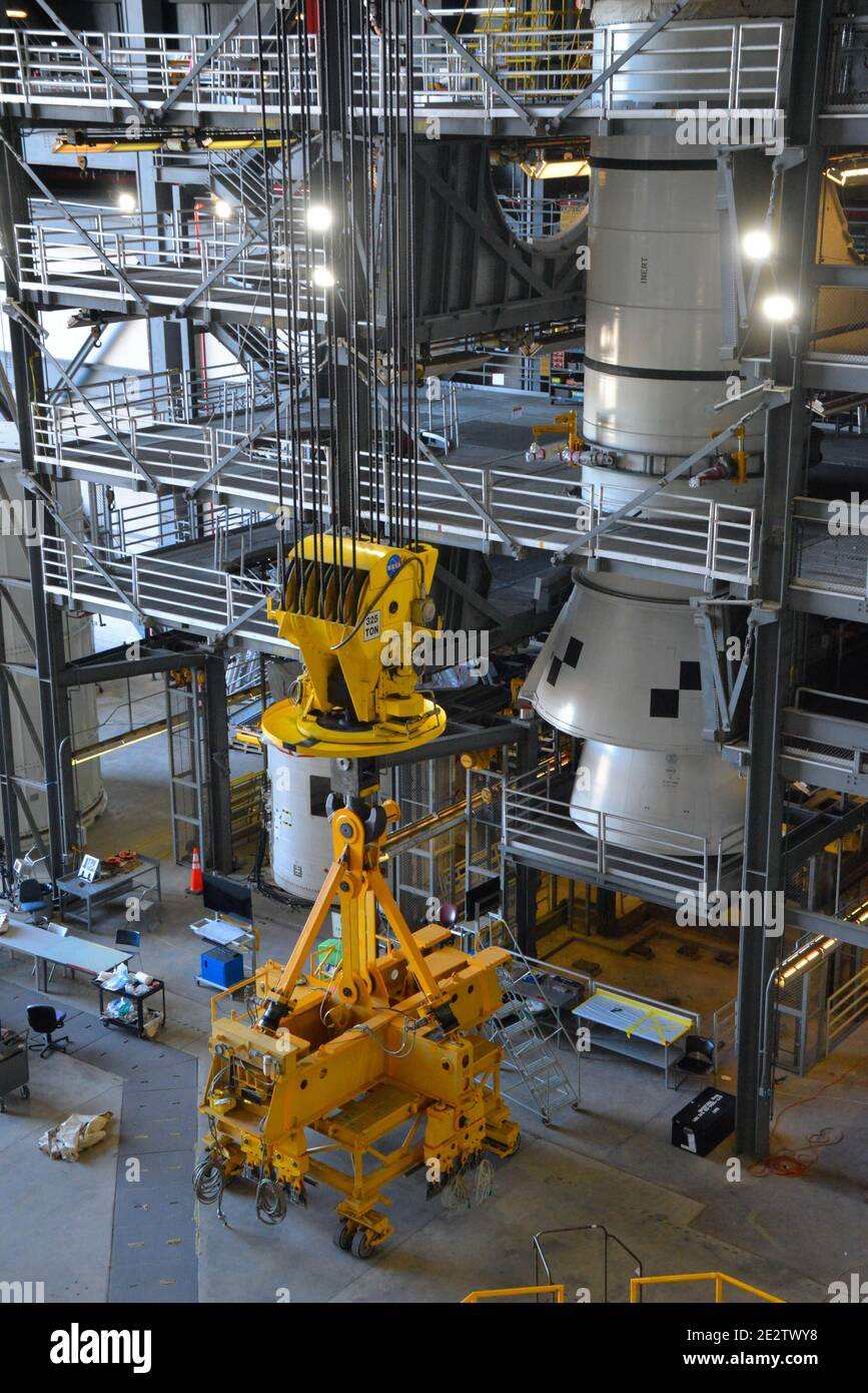 Kennedy Space Center, Brevard County, Florida USA. Januar 14, 2021. Das NASA-Team Exploration Ground Systems hat damit begonnen, die Booster des Artemis Space Launch Systems im Vehicle Assembly Building (VAB) zu stapeln. Artemis Astronaut Randy Bresnik hat sich die Operation angesehen. Die Orion-Sonde, die auf der Artemis-Rakete sitzt, wurde später am Tag in die Multi-Purpose Payload Facility (MPPF) verlegt. Kredit: Julian Leek/Alamy Live Nachrichten Stockfoto
