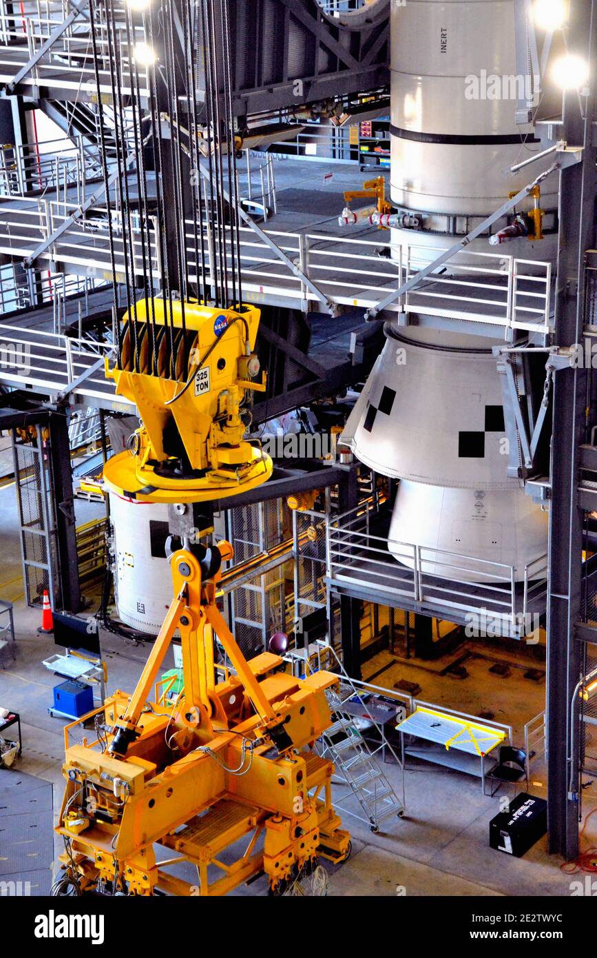 Kennedy Space Center, Brevard County, Florida USA. Januar 14, 2021. Das NASA-Team Exploration Ground Systems hat damit begonnen, die Booster des Artemis Space Launch Systems im Vehicle Assembly Building (VAB) zu stapeln. Artemis Astronaut Randy Bresnik hat sich die Operation angesehen. Die Orion-Sonde, die auf der Artemis-Rakete sitzt, wurde später am Tag in die Multi-Purpose Payload Facility (MPPF) verlegt. Kredit: Julian Leek/Alamy Live Nachrichten Stockfoto