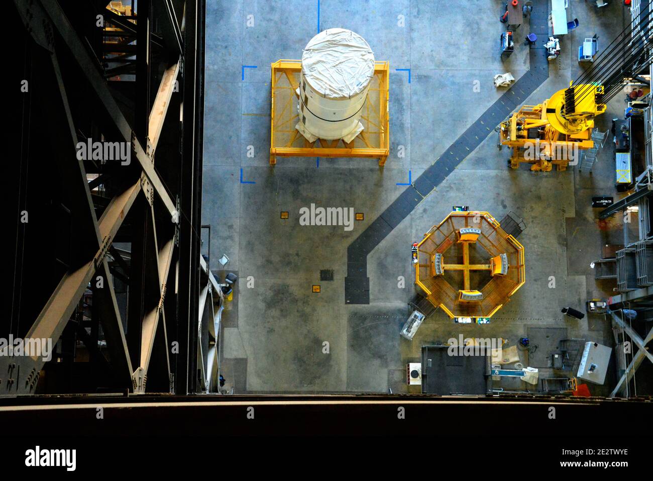 Kennedy Space Center, Brevard County, Florida USA. Januar 14, 2021. Das NASA-Team Exploration Ground Systems hat damit begonnen, die Booster des Artemis Space Launch Systems im Vehicle Assembly Building (VAB) zu stapeln. Artemis Astronaut Randy Bresnik hat sich die Operation angesehen. Die Orion-Sonde, die auf der Artemis-Rakete sitzt, wurde später am Tag in die Multi-Purpose Payload Facility (MPPF) verlegt. Kredit: Julian Leek/Alamy Live Nachrichten Stockfoto