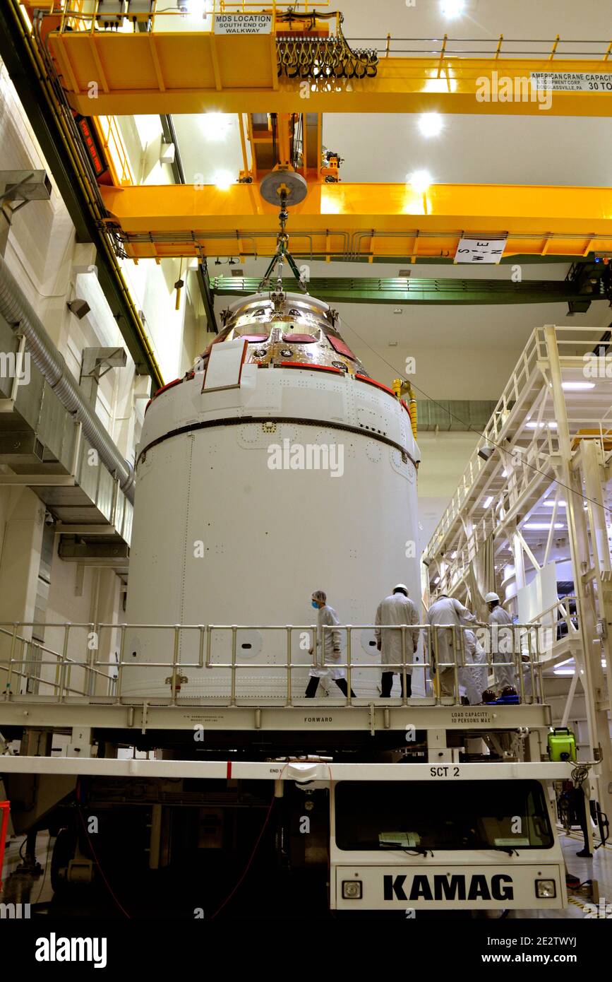 Kennedy Space Center, Brevard County, Florida USA. Januar 14, 2021. Das NASA-Team Exploration Ground Systems hat damit begonnen, die Booster des Artemis Space Launch Systems im Vehicle Assembly Building (VAB) zu stapeln. Artemis Astronaut Randy Bresnik hat sich die Operation angesehen. Die Orion-Sonde, die auf der Artemis-Rakete sitzt, wurde später am Tag in die Multi-Purpose Payload Facility (MPPF) verlegt. Kredit: Julian Leek/Alamy Live Nachrichten Stockfoto