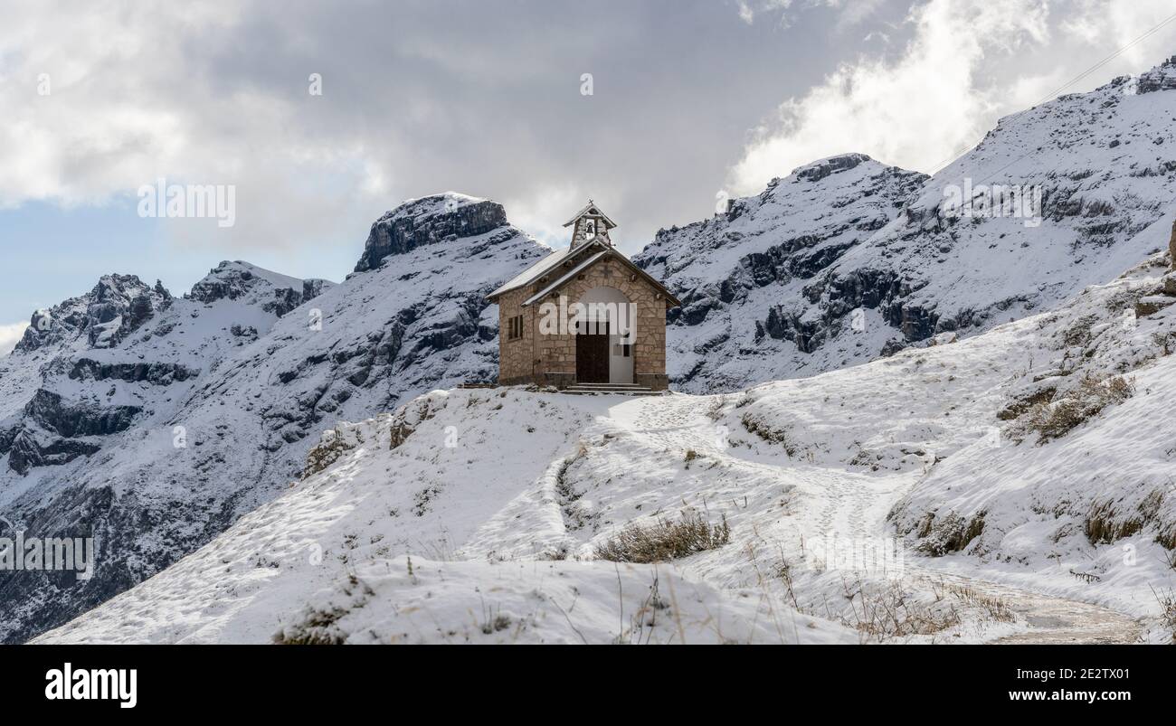 Bordoi Belluno, Italien - 7. Oktober 2020: Kapelle Santa Maria della Difesa im Schnee auf dem Pass von Bordoi Belluno in Trentino-Südtirol in der do Stockfoto