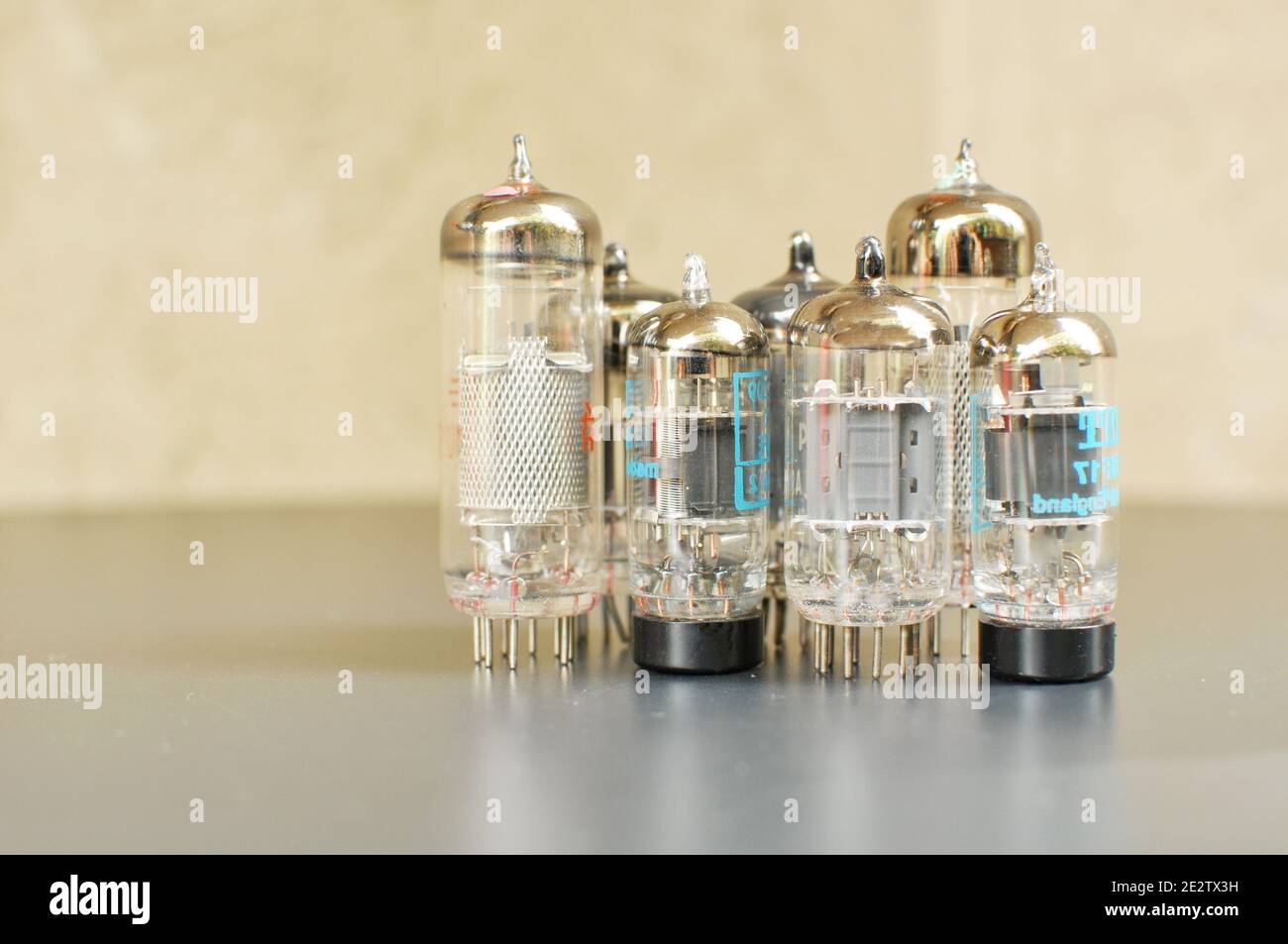 Alte Technologie der Vakuumröhrenlampe. Vorderansicht Stockfoto