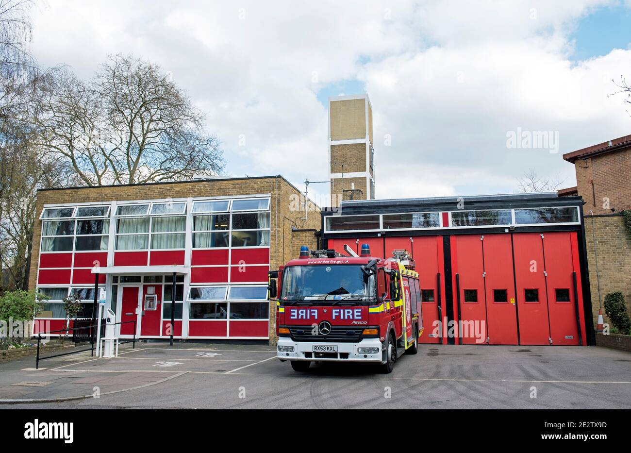 Feuerwehrmotor vor Hornsey Fire Station, Park Avenue South, London Borough of Haringey England Großbritannien Stockfoto