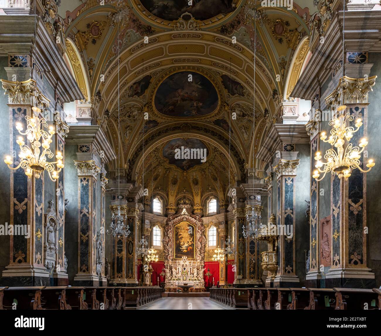 Brixen, Italien - 5. Oktober 2020: Innenansicht der Dom-Domkirche von Brixen mit barocker Architektur und Altar. Stockfoto