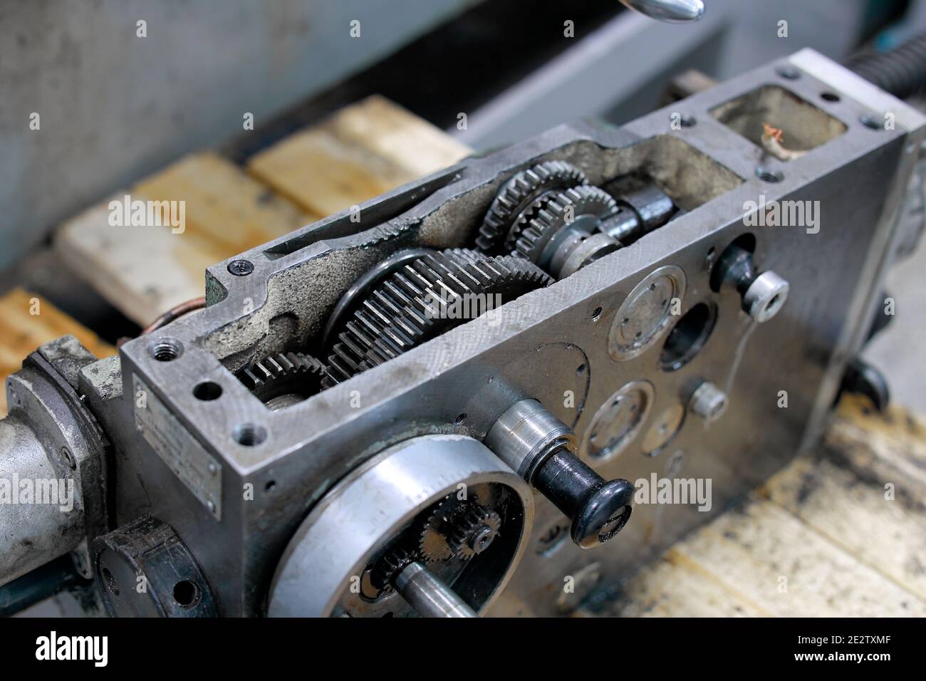 Dies sind Metalldrehteile. Es ist ein Stahlmechanismus mit Zahnrädern. Stockfoto