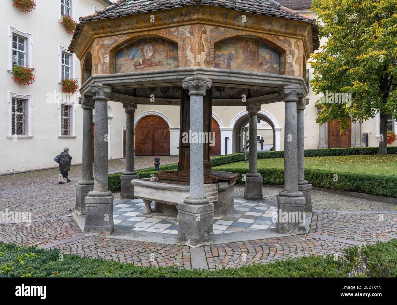 Brixen, Italien - 9. Oktober 2020: Garten mit Laube im Kloster Abbazia di Novacella, Kloster Neustift im Herbst in den Dolomiten, Italien. Stockfoto