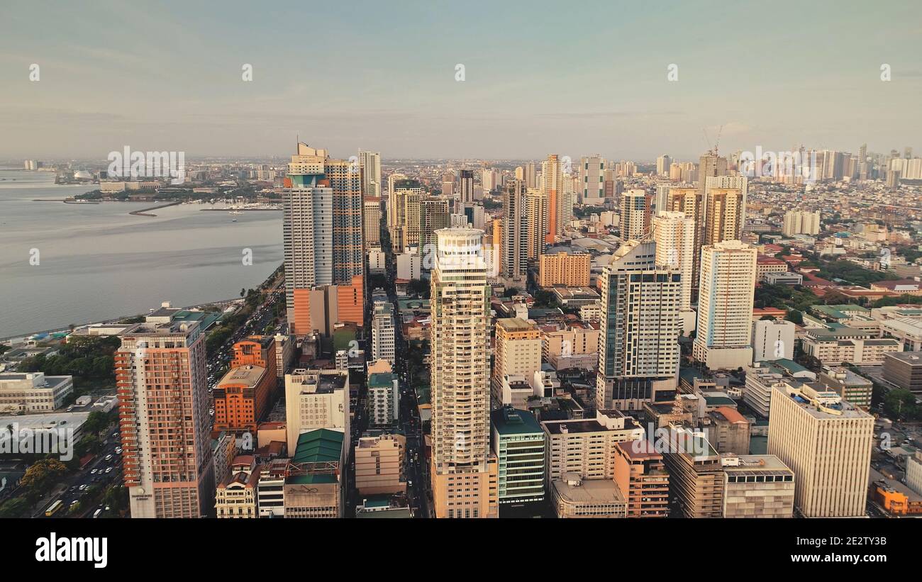 Tropisches Stadtbild mit modernen Gebäuden und Wolkenkratzern aus der Luft. Philippinen Metropolstadt Manila an der Meeresküste. Schöne Straßen und Straßen. Filmkulisse an sonnigen Sommertagen Stockfoto