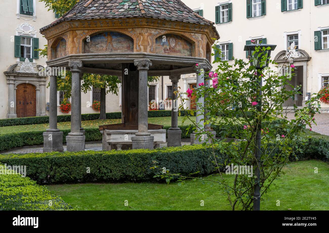 Brixen, Italien - 9. Oktober 2020: Garten mit Laube im Kloster Abbazia di Novacella, Kloster Neustift im Herbst in den Dolomiten, Italien. Stockfoto