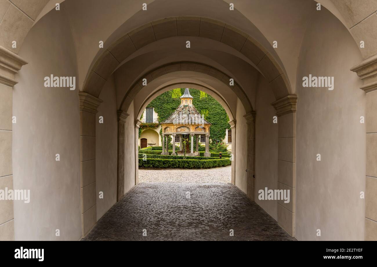Brixen, Italien - 9. Oktober 2020: Tor mit Garten und Laube im Kloster Abbazia di Novacella, Kloster Neustift im Herbst in den Dolomiten, Ita Stockfoto