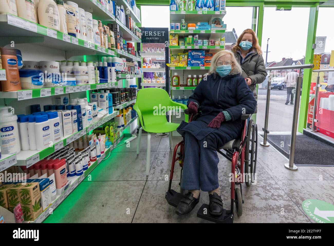 London, Großbritannien. 15. Januar 2021. Ellen Milnes kommt zur Impfung gegen das Coronavirus bei der Chemikerin von Cullymore in Edgware im Nordwesten Londons an. Es ist einer von 6 kommunalen Apotheke Pilotstandorte im ganzen Land bietet Coronavirus-Impfungen. Es wurden 3 spezielle Beratungsräume eingerichtet, die von qualifizierten Impfern besetzt sind, um den Oxford-AstraZeneca-Impfstoff zu verabreichen. Inhaber Hassan Khan erwartet, 1,200 Jabs pro Woche anbieten zu können, aber das gegenwärtige Problem ist ein Engpass in der Impfstoffversorgung. Kredit: Stephen Chung / Alamy Live Nachrichten Stockfoto