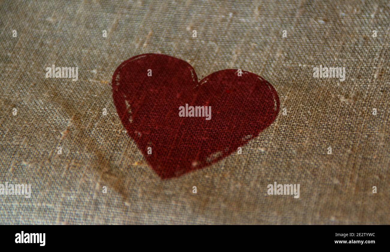 Herz Gesundheit und Liebe Symbol Stempel auf Leinensack gedruckt. Romantisches, Herz, Feier Botschaft Konzept. Stockfoto