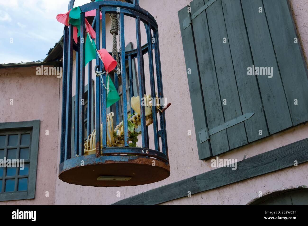 Ein Dummy des Skeletts eines wilden Tieres in Ein Metallkäfig Stockfoto