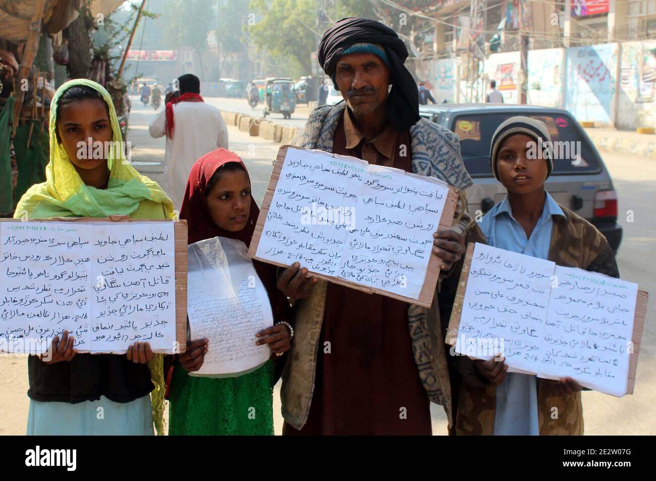 Die Bewohner von Kotri veranstalten am Freitag, dem 15. Januar 2021, im Hyderabad-Presseclub eine Protestdemonstration gegen die hohe Händigkeit einflussreicher Menschen. Stockfoto