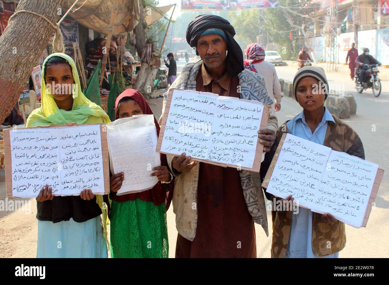 Die Bewohner von Kotri veranstalten am Freitag, dem 15. Januar 2021, im Hyderabad-Presseclub eine Protestdemonstration gegen die hohe Händigkeit einflussreicher Menschen. Stockfoto