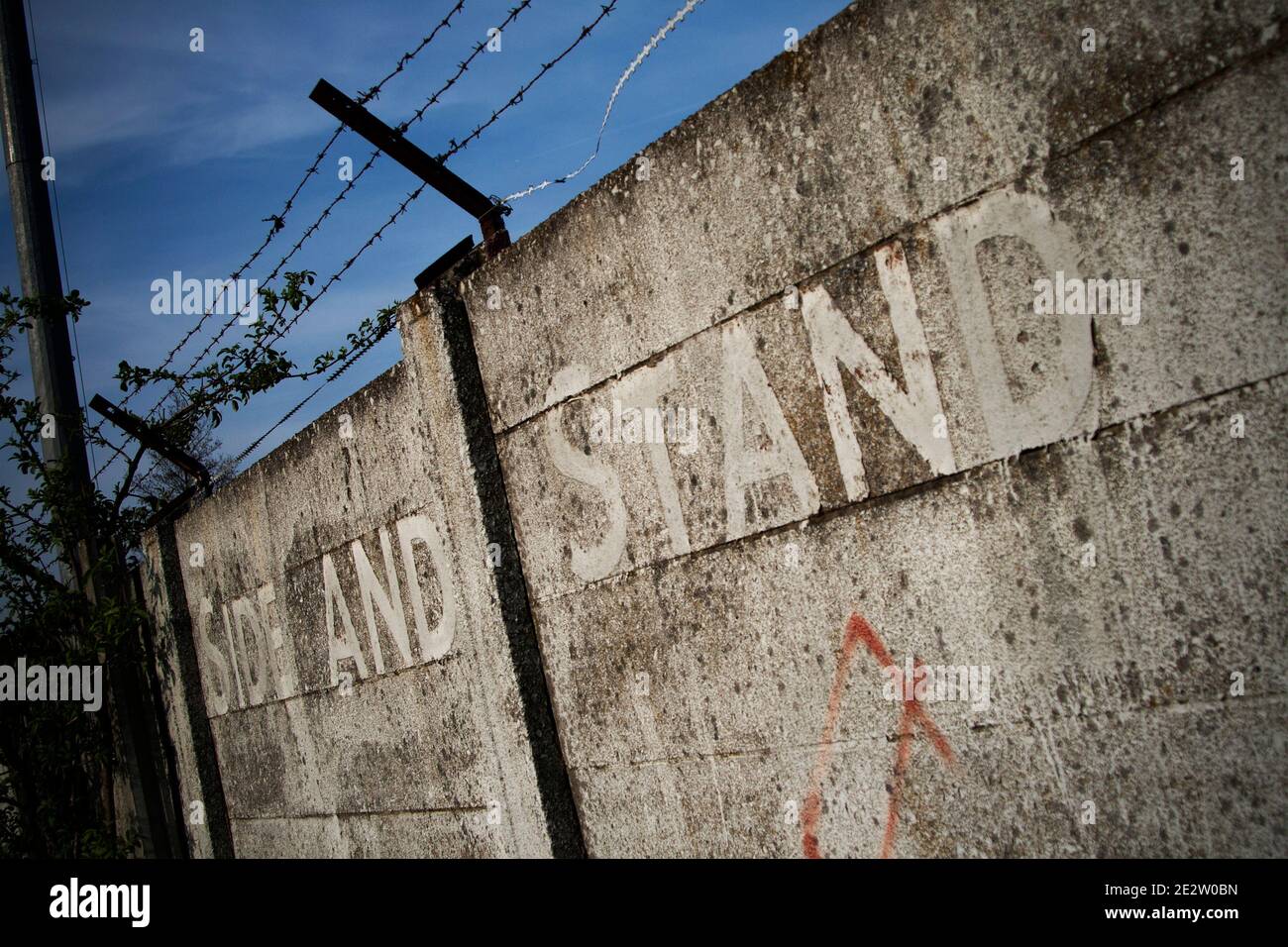 Außenwand, Teil des ehemaligen Stadions der St. Helens Rugby League, 2012 abgerissen, Knowsley Road, St. Helens, Großbritannien. Stockfoto