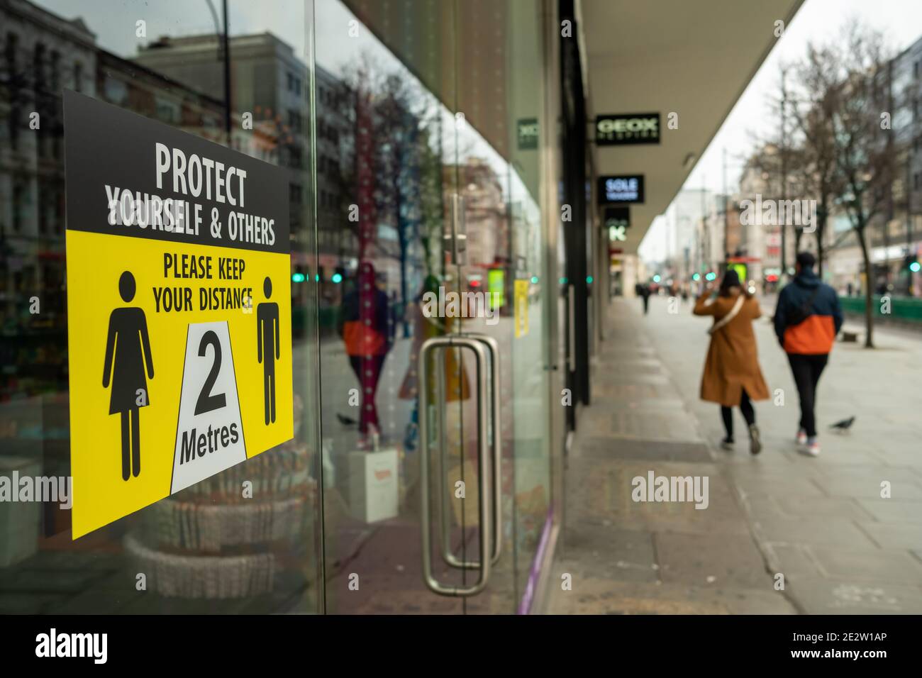 London - Januar, 2020: Covid 19 2 Meter Regel Informationsschild auf Shop winvon auf der Oxford Street im West End Stockfoto
