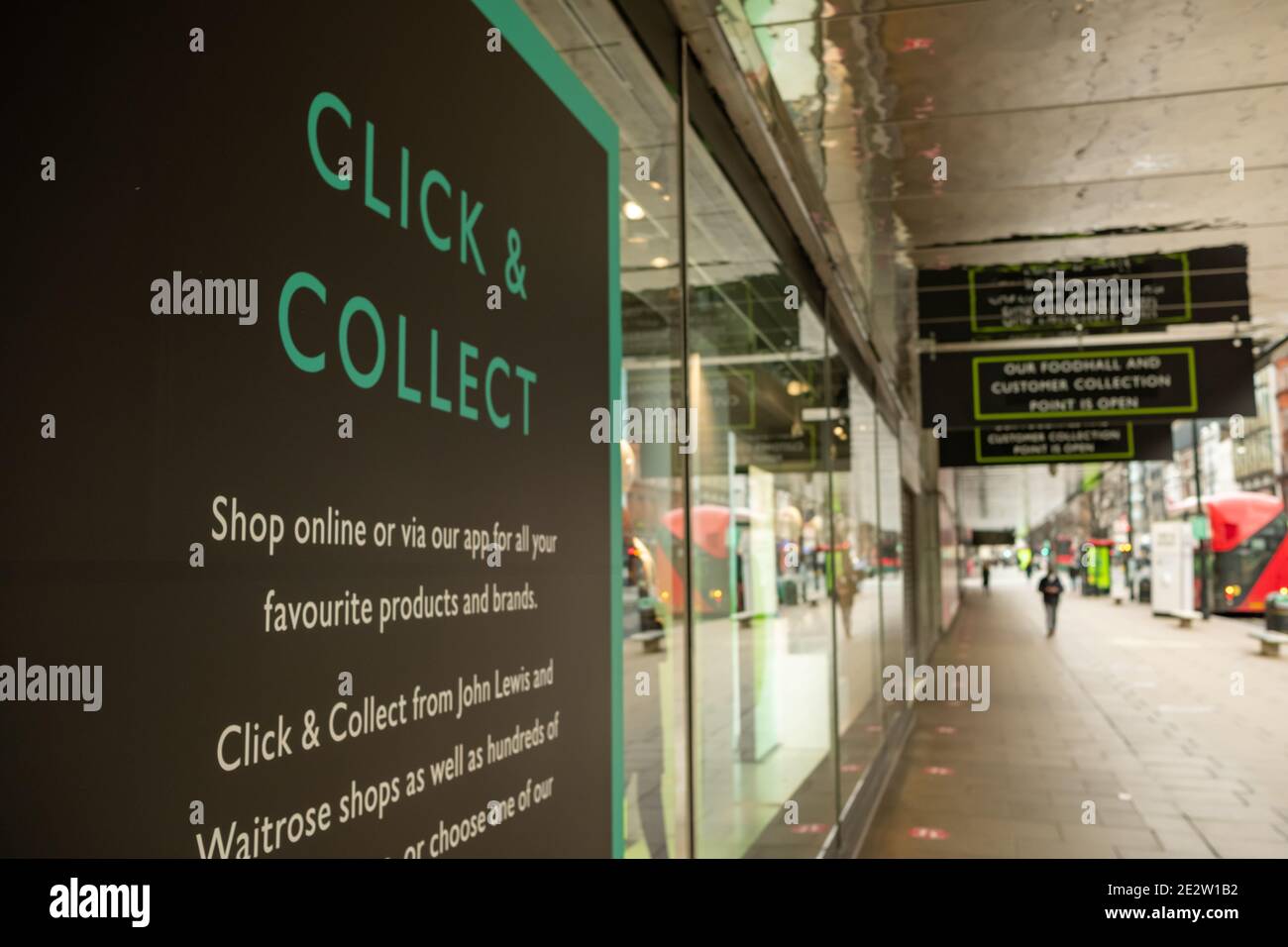 London - Januar 2020: Click & Collect-Schild im John Lewis Store-Fenster auf der Oxford Street Stockfoto