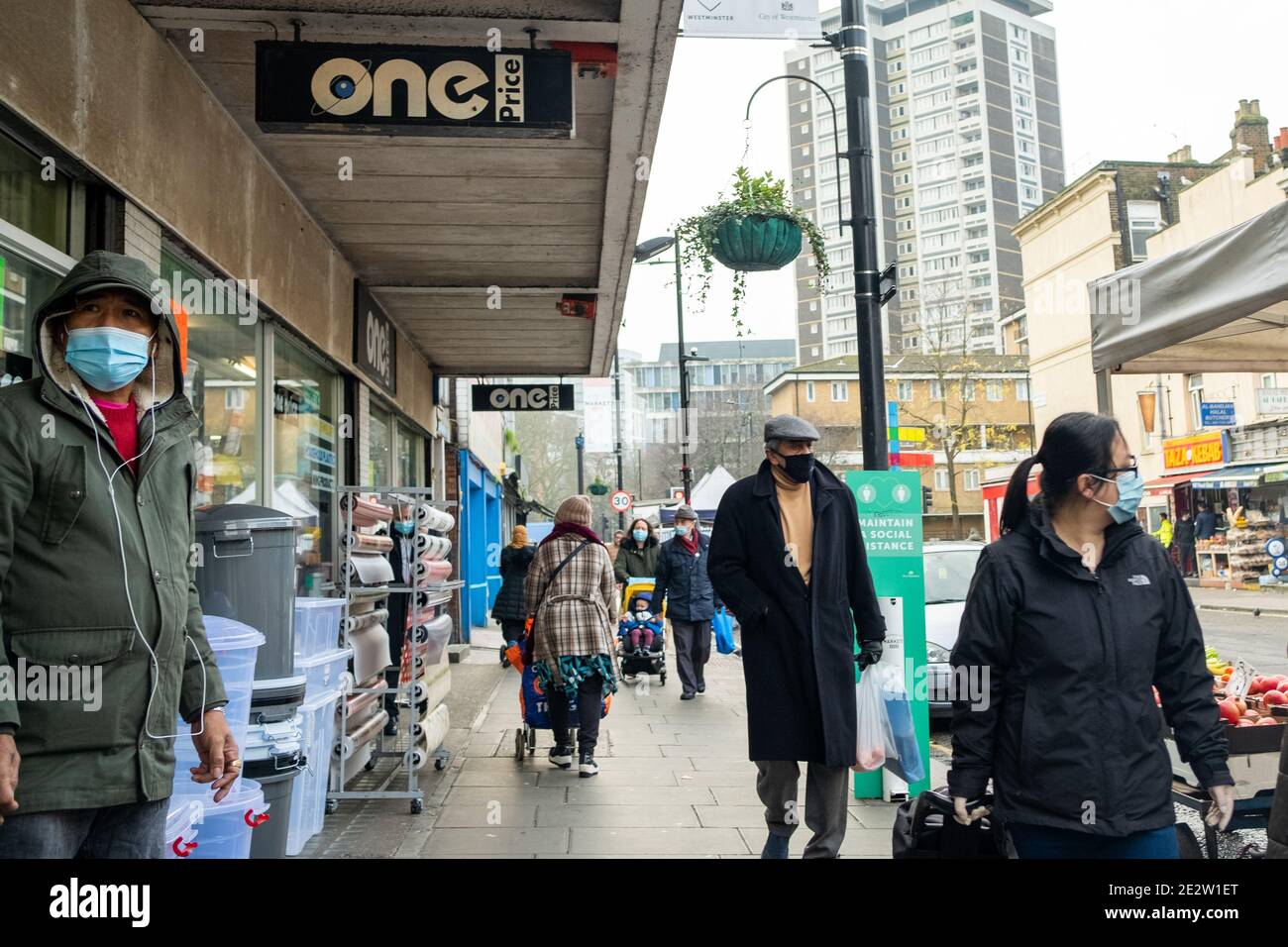 London - Januar 2020: Ethnisch unterschiedliche Menschen tragen Covid 19 Gesichtsmasken auf der Church Street bei der Egdware Road in Westminster. Stockfoto