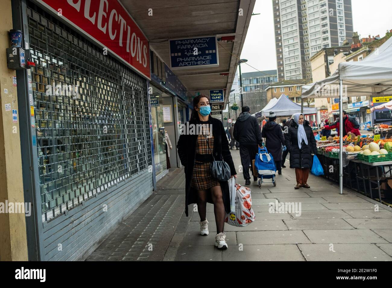 London - Januar 2020: Ethnisch unterschiedliche Menschen tragen Covid 19 Gesichtsmasken auf der Church Street bei der Egdware Road in Westminster. Stockfoto