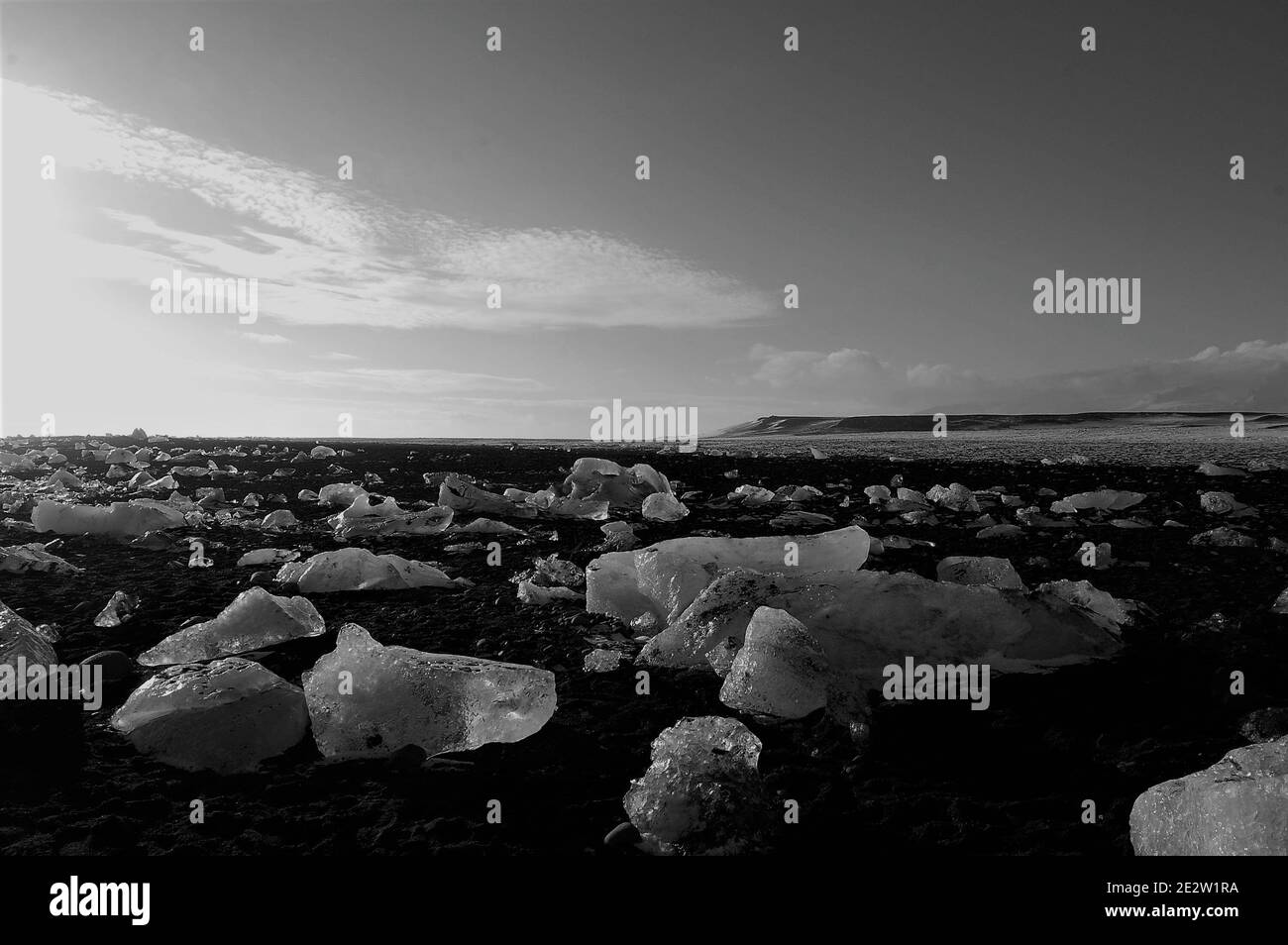 Jökulsárlón Gletscherlagune in Island im Winter mit einigen Eisfelsen im Vordergrund und der Lava grenzenlose Diamond Strand Im Hintergrund Stockfoto