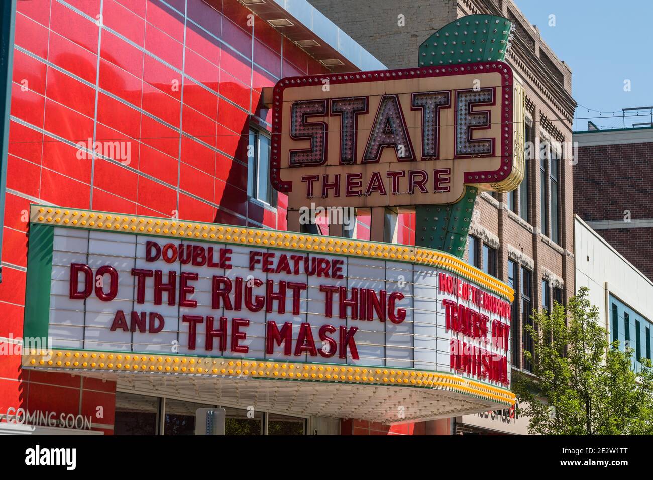 Traverse City, MI, US-August 16, 2020: Schild am lokalen Theater auf der geschäftigen Hauptstraße in der Innenstadt mit der Lesung "Do the Right Thing and the Mask" während der Ära Stockfoto