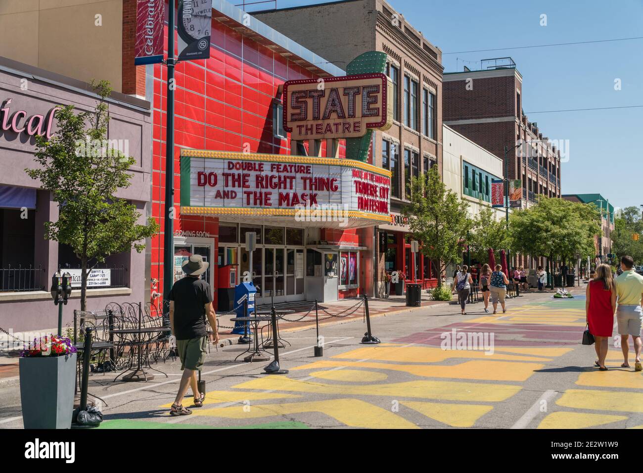 Traverse City, MI, US-August 16, 2020: Schild am lokalen Theater auf der geschäftigen Hauptstraße in der Innenstadt mit der Lesung "Do the Right Thing and the Mask" während der Ära Stockfoto