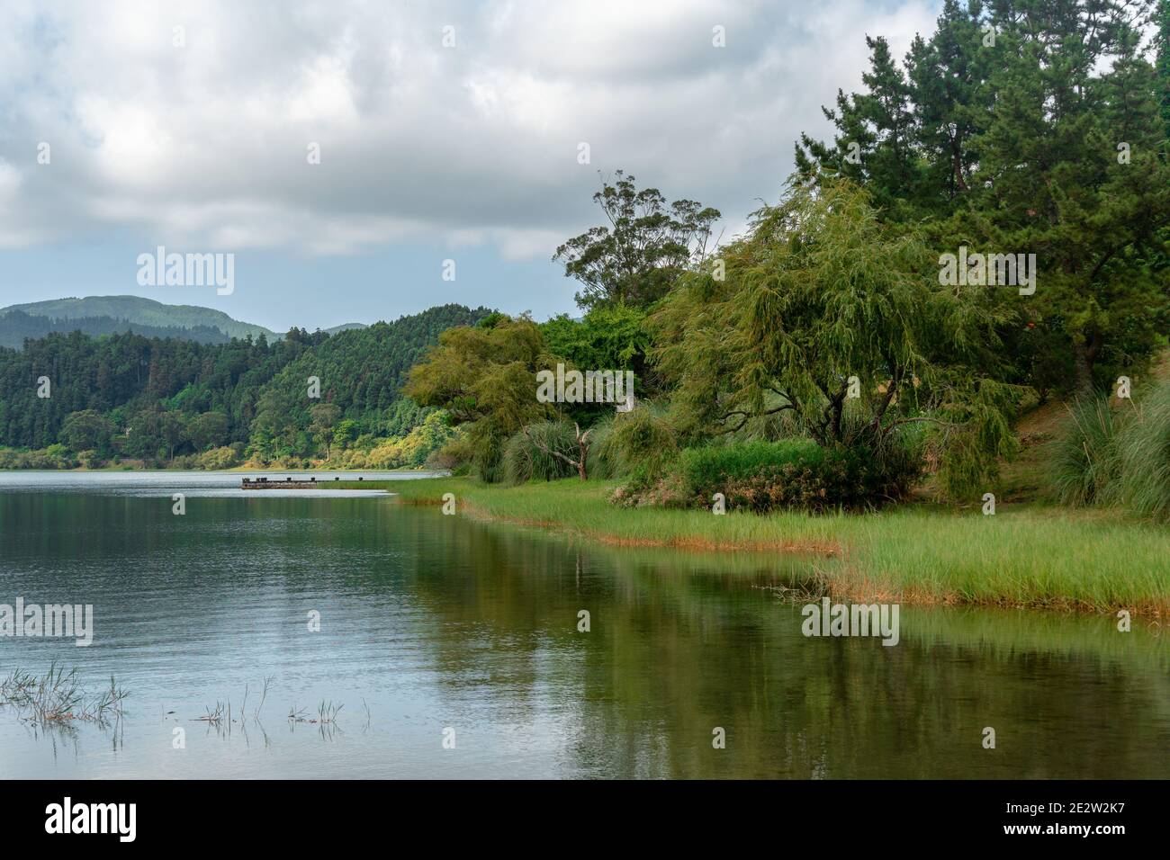 Furnas Lagune. Azoren sind ein Urlaubsziel mit wunderschönen Naturlandschaften. Sao Miguel Insel mit Lagunen und Bergen, die erstaunliche Post machen Stockfoto