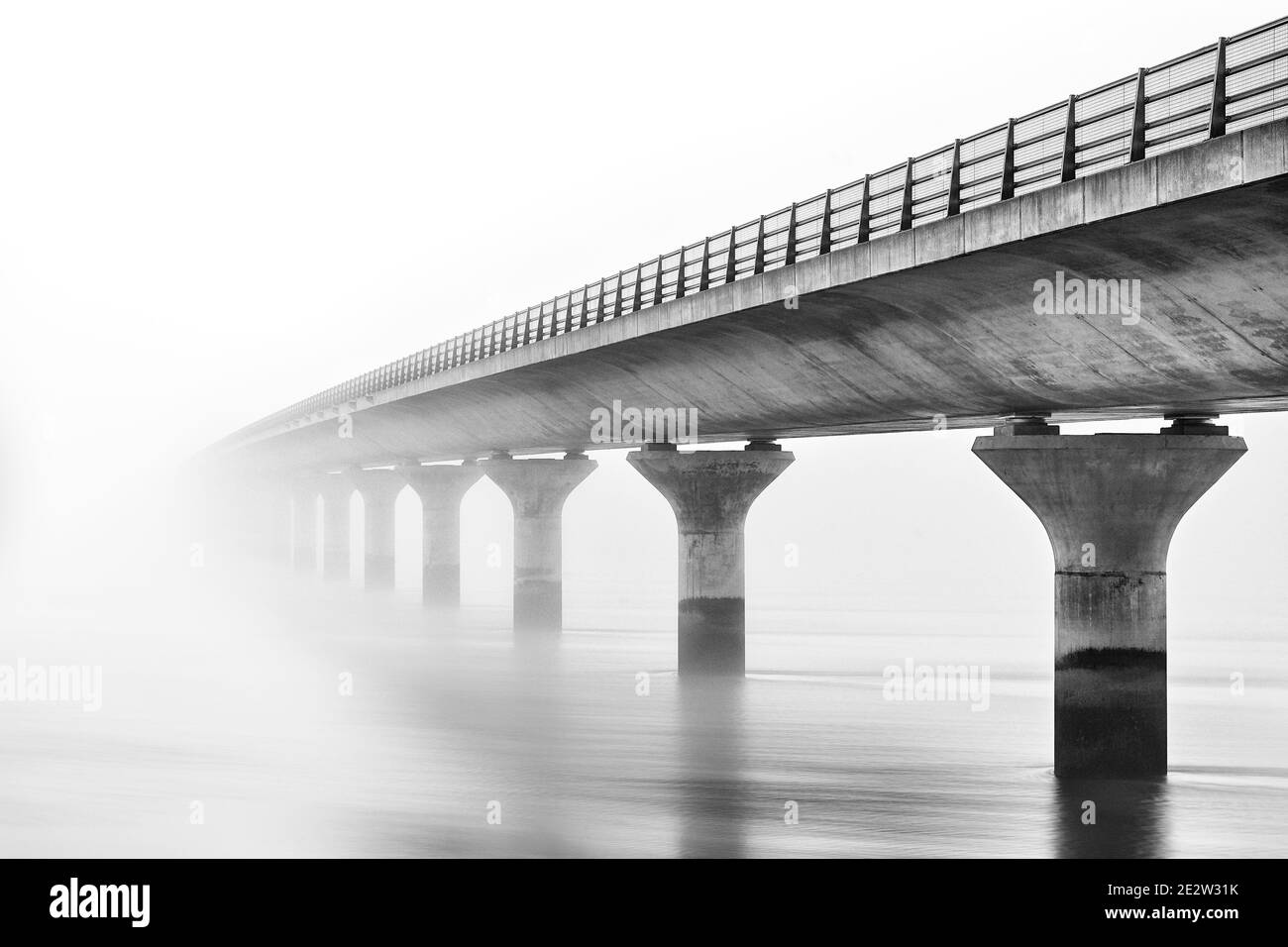 Clackmannanshire Brücke über den Fluss Forth bei nebligen Wetter, Schottland. Schwarz und Weiß Stockfoto