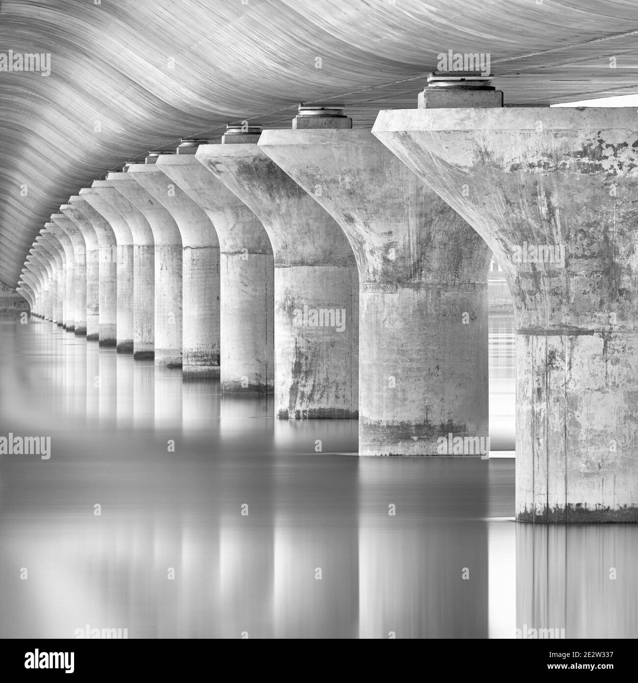 Die Betonpiers der Clackmannanshire Bridge, Schottland. Schwarz und Weiß Stockfoto